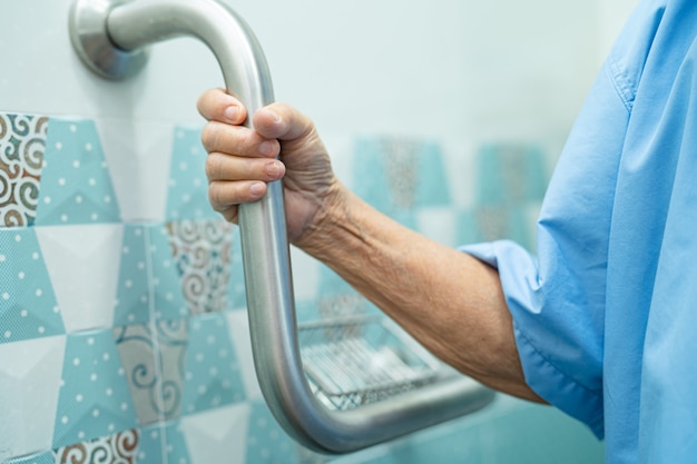 L'uso del paziente asiatico della donna anziana gestisce la sicurezza nell'ospedale infermieristico