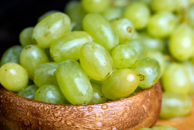 L'uva verde dolce fresca si chiude su