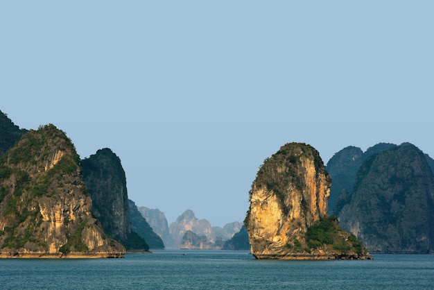 La baia di Ha Long è un sito patrimonio mondiale dell'UNESCO e una popolare destinazione turistica nella provincia di Quang Ninh, Vietnam. Il nome Ha Long significa drago discendente