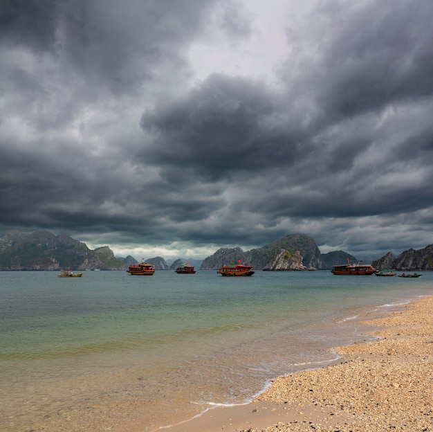 La baia di Halong. Vietnam.Preso a gennaio.