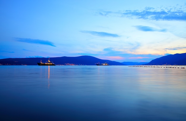 La baia di Kotor vicino a Tivat al tramonto, Montenegro