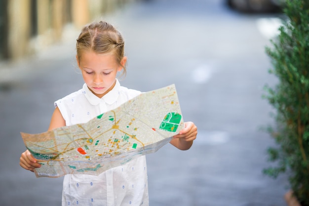 La bambina adorabile gode della vacanza italiana in Europa.