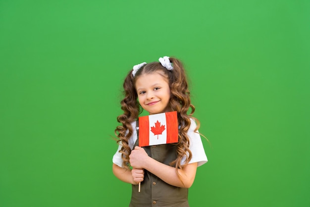 La bambina ama molto il Canada Kids tiene la sua bandiera preferita