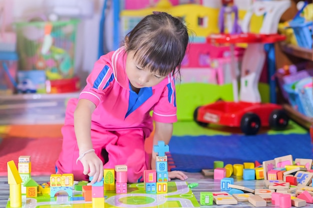 La bambina asiatica che gioca in giocattoli spaziali per bambini si sviluppa in età prescolare, nota anche come scuola materna