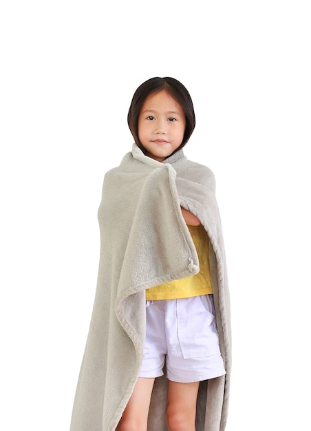 La bambina asiatica copre la testa con una coperta grigia isolata su sfondo bianco