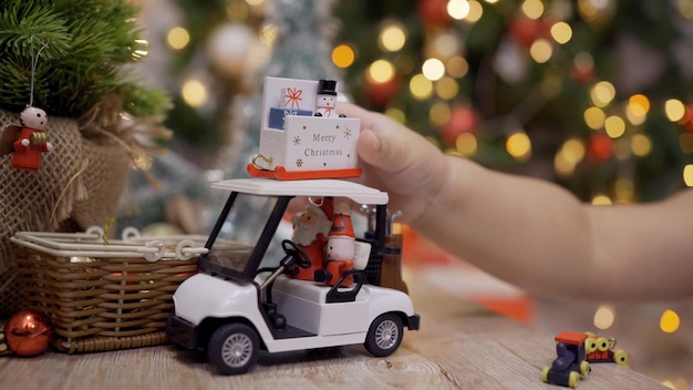 La bambina asiatica felice si diverte il giorno di Natale. Bambino con genitore con decorazione dell'albero di Natale a casa in vacanza.