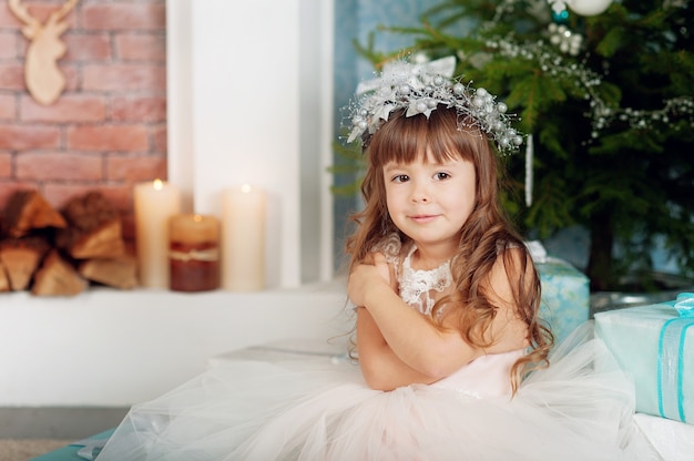 La bambina aspetta un regalo per il nuovo anno