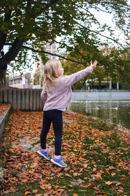 La bambina bionda è interpretata dal lago nel parco