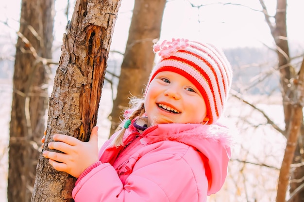 La bambina cammina nei boschi