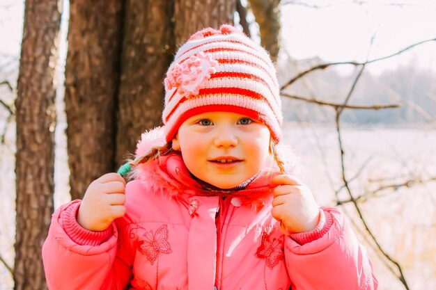 La bambina cammina nei boschi