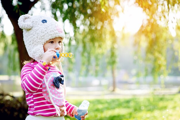 La bambina cammina nel parco