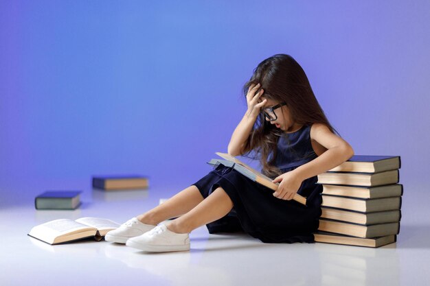 La bambina carina sta leggendo un libro