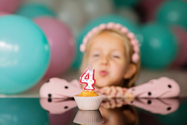 La bambina celebra festeggia il compleanno di 4 anni