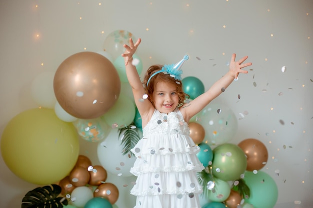 La bambina che festeggia il compleanno cattura i coriandoli