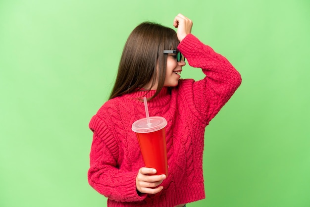 La bambina che tiene la soda su sfondo chroma key isolato ha realizzato qualcosa e intende la soluzione