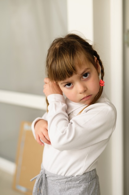 La bambina con le trecce sembra offesa