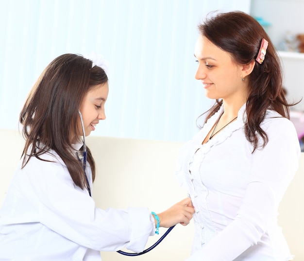 La bambina con sua madre giocava nei medici.