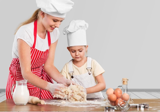 la bambina con sua madre ha steso l'impasto cucinare, cuocere