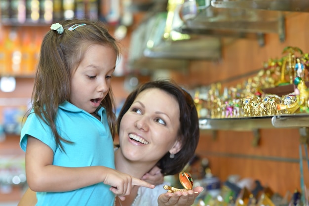 La bambina con sua madre sceglie i regali