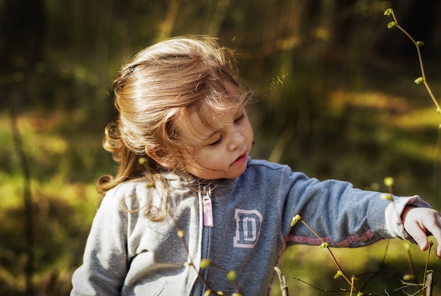 la bambina considera i rami