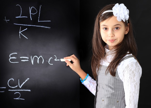 La bambina decide di equazioni matematiche.