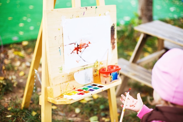 La bambina disegna sul cavalletto