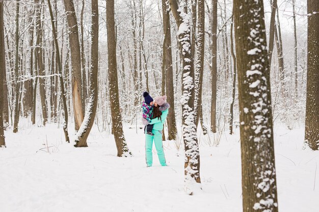 La bambina e la sua mamma si divertono in una giornata invernale.