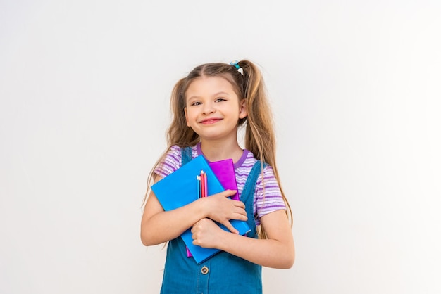 La bambina è molto contenta di nuovi libri interessanti.