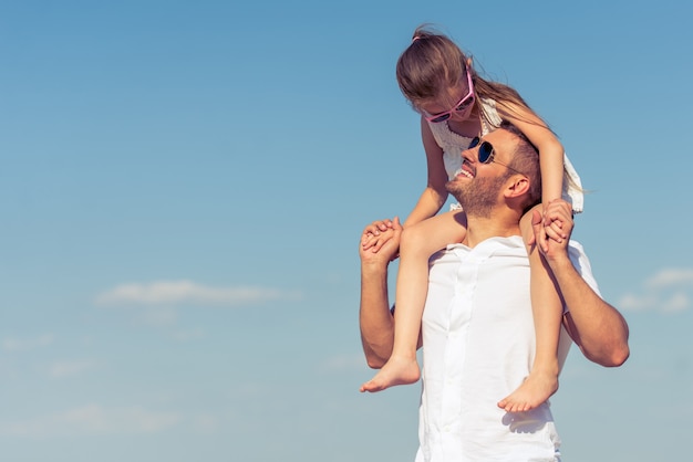 La bambina è seduta sulle spalle di suo padre