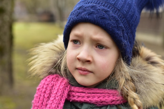 La bambina è triste e piange al di fuori del concetto di bullismo e risentimento