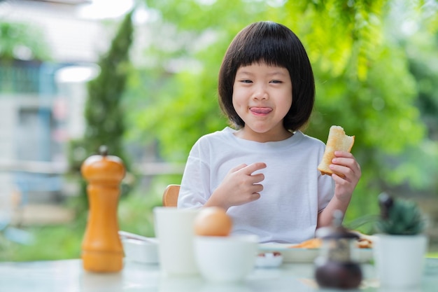 La bambina fa colazione felice