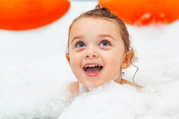 La bambina fa il bagno in una vasca idromassaggio.