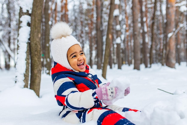 La bambina felice si gode un giro in slitta durante le vacanze di Natale