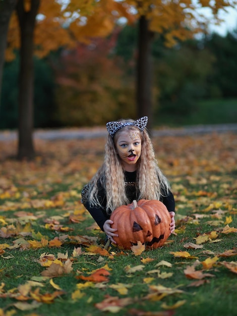 La bambina festeggia Halloween nel parco