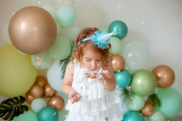 La bambina festeggia il compleanno soffiando coriandoli