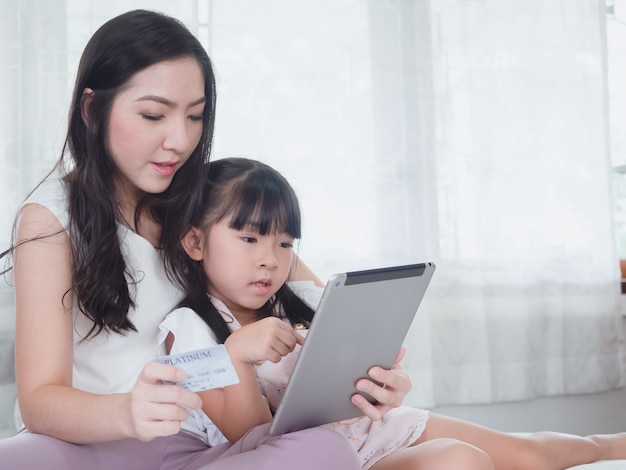 La bambina gioca a letto con sua madre