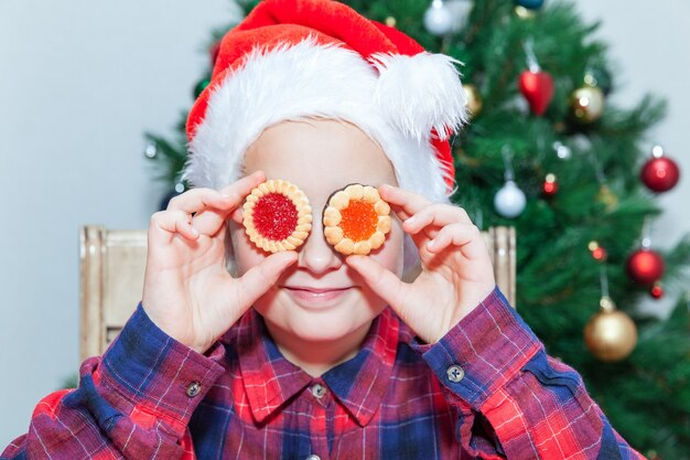 La bambina gioca con i biscotti