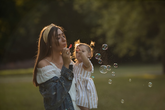 La bambina gioca con la mamma in natura