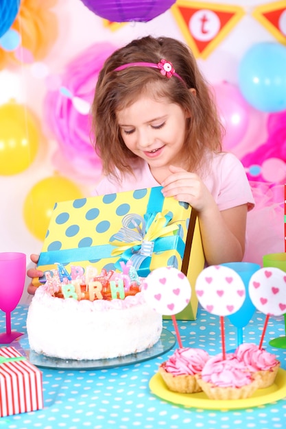 La bambina graziosa festeggia il suo compleanno