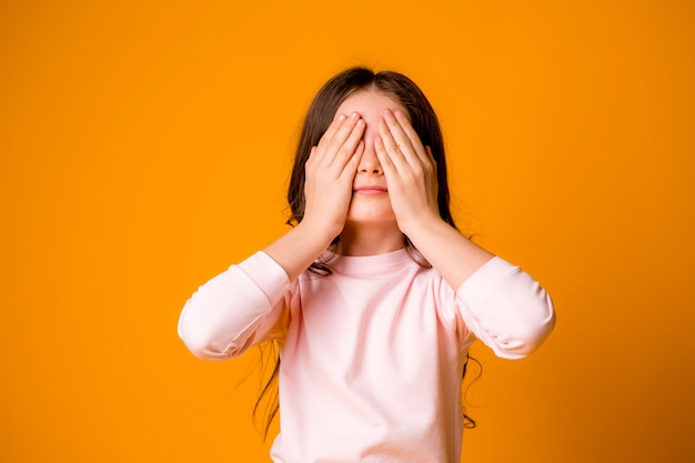 la bambina ha chiuso gli occhi e le orecchie con le sue mani