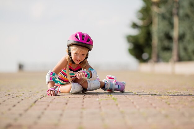 la bambina impara a pattinare in estate