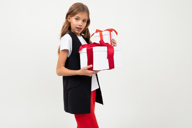 la bambina in costume sta con i regali isolati su bianco