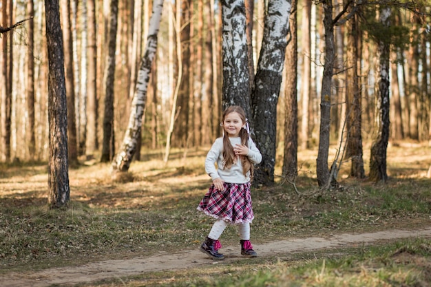 la bambina in natura si diverte e balla