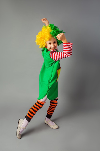 La bambina in uniforme da clown si diverte