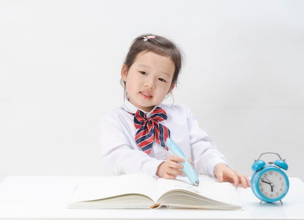 La bambina in uniforme scolastica sta facendo i compiti