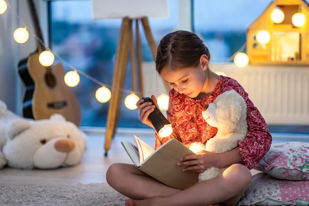 La bambina legge il libro