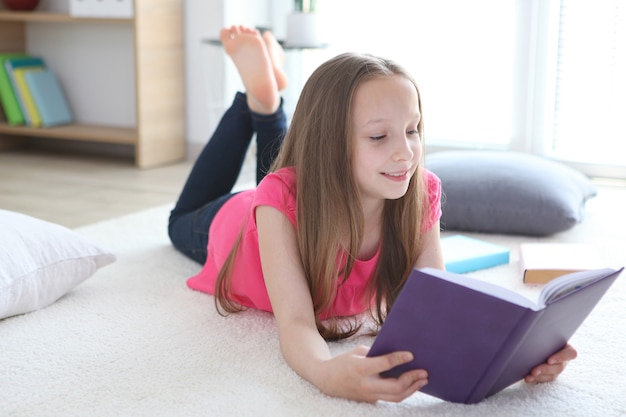 La bambina legge un libro a casa