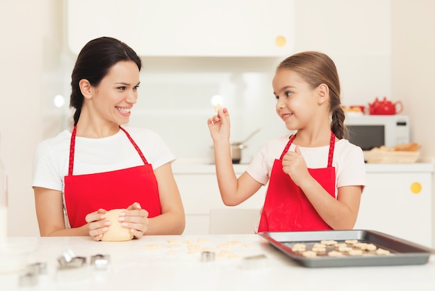 La bambina mostra alla mamma quanto ha fatto bene.