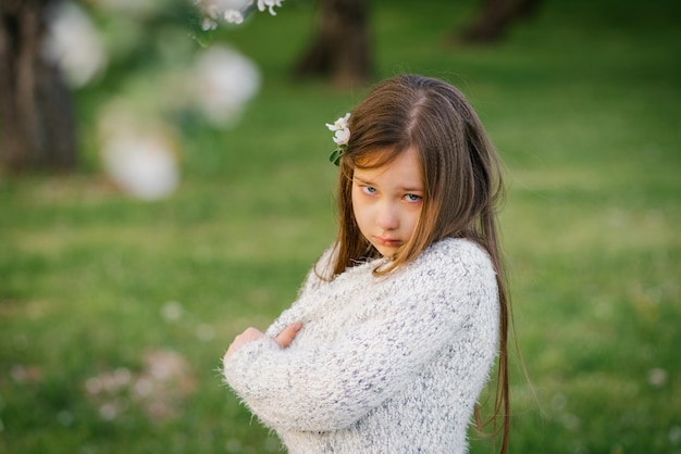 La bambina offesa piange d'estate nel parco