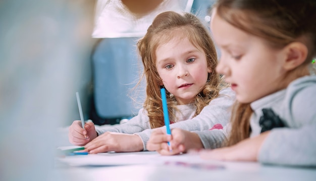 La bambina osserva il fatto che ha scritto alla sua amica